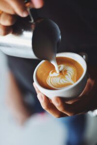 Un café con edulcorante acalórico no rompe la cetosis. FOTO: Chevanon Photography en Pexels.