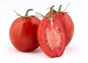 Una ración de tomate (unos 200 gr), cubre el 61 % de la ingesta recomendada de vitamina C.